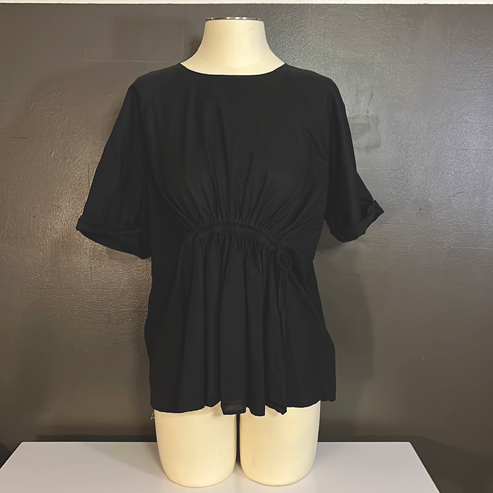 Lightweight Cotton S/S top. Back zipper. Rouched Front Tie.